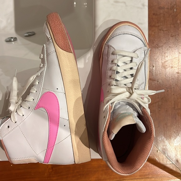 Nike Girls high tops. Excellent condition! Worn only once. Size 5Y - Picture 5 of 6